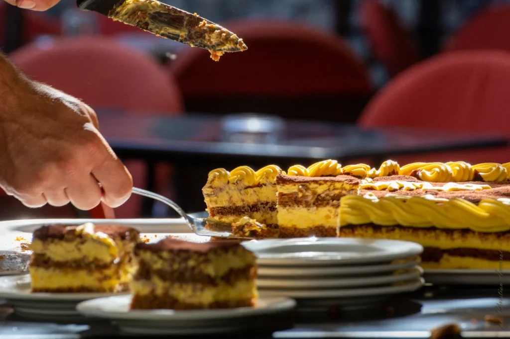 Il tiramisù del Girasole durante il servizio